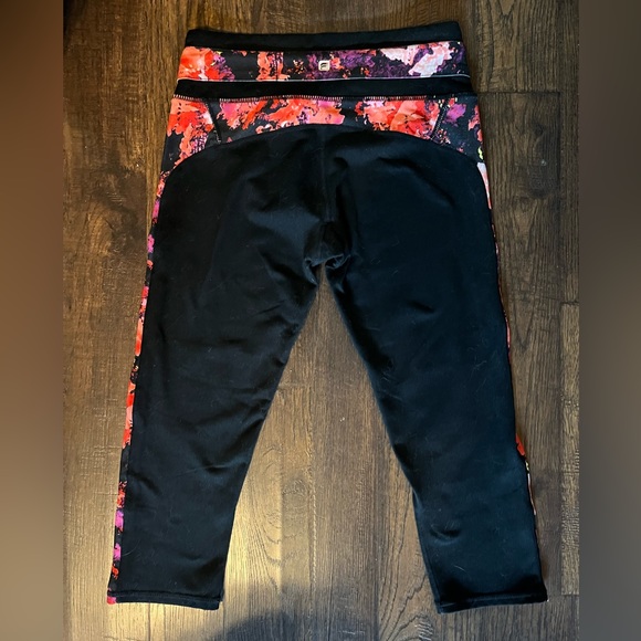 Bundle of six (6) pairs of Fabletics capri leggings! - Picture 2 of 9
